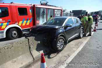 Tachtiger gewond nadat hij frontaal op betonblok inrijdt