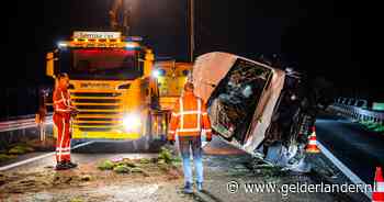 Bestelbus belandt op zijkant bij ongeluk op A15 bij Tiel: snelweg tijdelijk dicht
