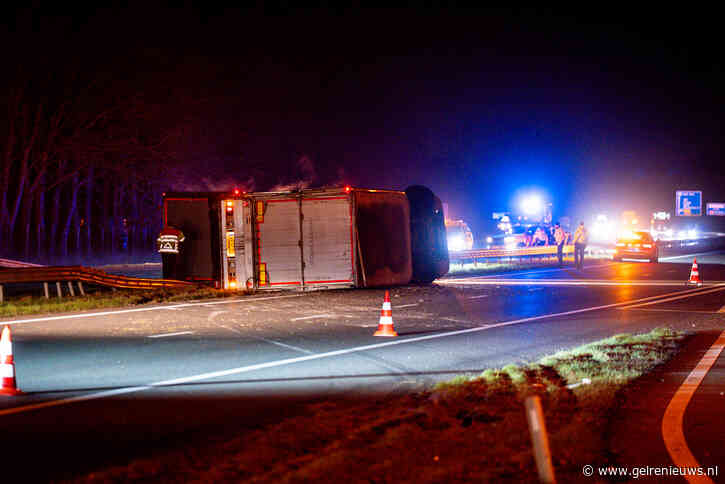 Snelweg volledig dicht door gekantelde vrachtwagen met koeien