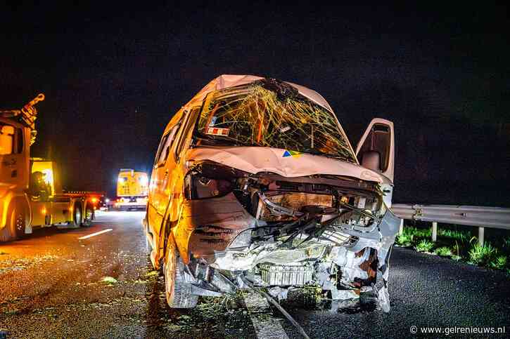 Bestelbus op zijkant bij ongeluk op A15: snelweg tijdelijk dicht