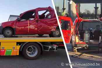 Gasfles in auto ontploft aan benzinestation: 78-jarige bestuurder ontsnapt aan de dood