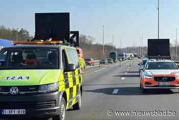 Ernstig ongeval met vier vrachtwagens op E34 richting Antwerpen: drie rijstroken versperd, opkuis dreigt uren te duren