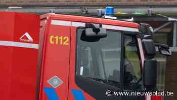 Brandweer blust isolatiepanelen aan werf naast spoor in Kuringen