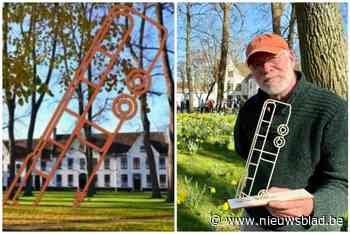 Kunstenaar Wiek zoekt 3.500 euro om bus te laten crashen in Brugs Begijnhof: “Ik wil toeristen laten nadenken over hun impact”