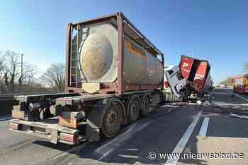 Zwaargewonde bij ernstig ongeval met vier vrachtwagens op E34 richting Antwerpen: rijbaan vrijgegeven
