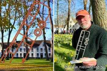 Nederlandse kunstenaar Wiek zoekt 3.500 euro om ‘bus’ te laten crashen in Brugs Begijnhof: “Ik wil toeristen laten nadenken over hun impact”