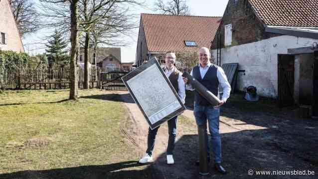 Pieter De Meester en Steve Suykerbuyk plaatsen gedenkbord aan De Blokskeshoeve: “Hier viel op 29 maart 1945 de laatste V-bom die dodelijke slachtoffers maakte”