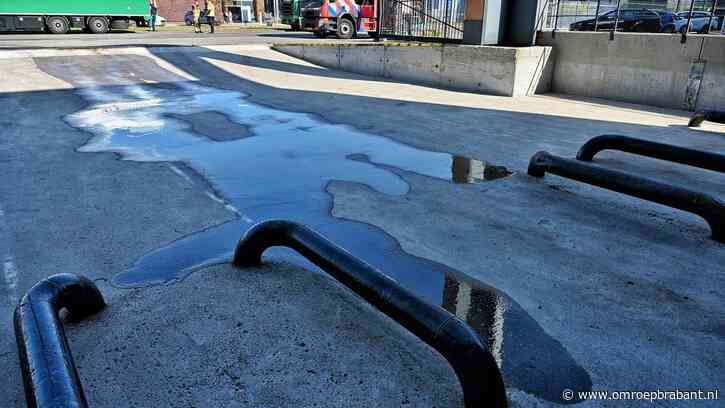 Vrachtwagen lekt honderden liters diesel na botsing