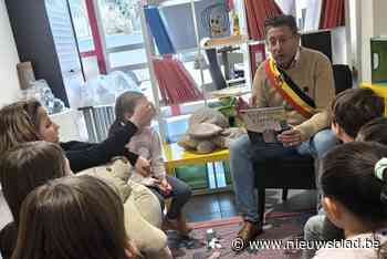 Burgemeester en schepen lezen voor aan kinderen in de bib