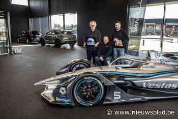 Kunstenaar Pat en zoon Stoffel stellen samen tentoon in garage: “Wagen waarmee hij wereldkampioen werd is hier te zien”