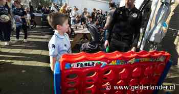 Teun (8) heeft epilepsie en wordt verrast door De Graafschap: ‘Wat Seuntjens hier doet, is fantastisch’
