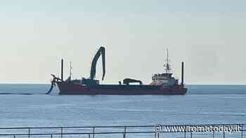 Ostia, è arrivata la draga: riporterà la sabbia sulle spiagge