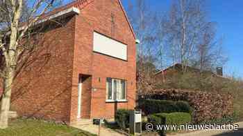 Politie pakt vrouw op voor mishandeling nadat man zwaargewond in buurt wordt gevonden, ook zestig honden uit huis gehaald