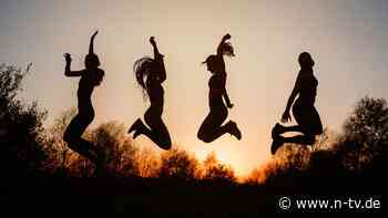 "Ist unsere verdammte Pflicht": Wie Glücklichsein in schwierigen Zeiten geht