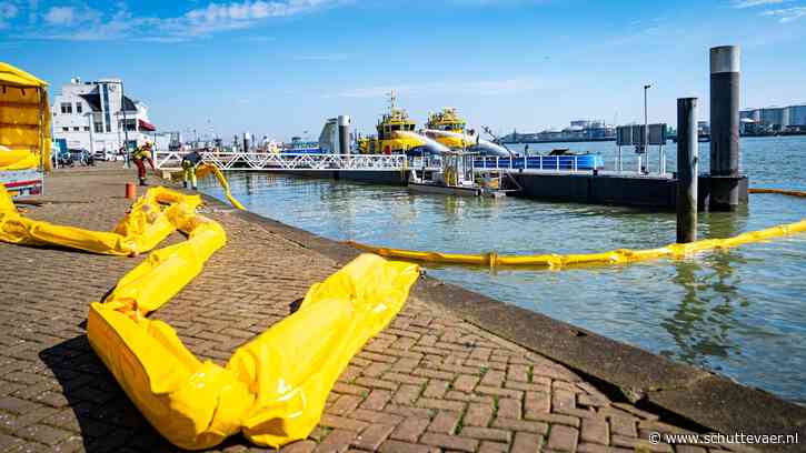 [UPDATE] Binnenvaarttanker lekt kokosolie in Vlaardingen, schip stabiel