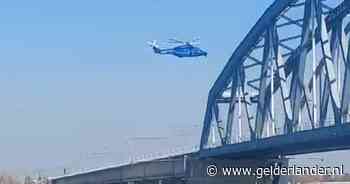 KIJK | Laagvliegende helikopter raast vlak over Nijmeegse spoorbrug: wat is hier aan de hand?