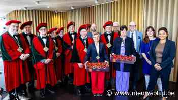 Hoogstraatse Ghesellen brengen eerste aardbeien naar provinciehuis en afgevaardigde van Koninklijk Paleis