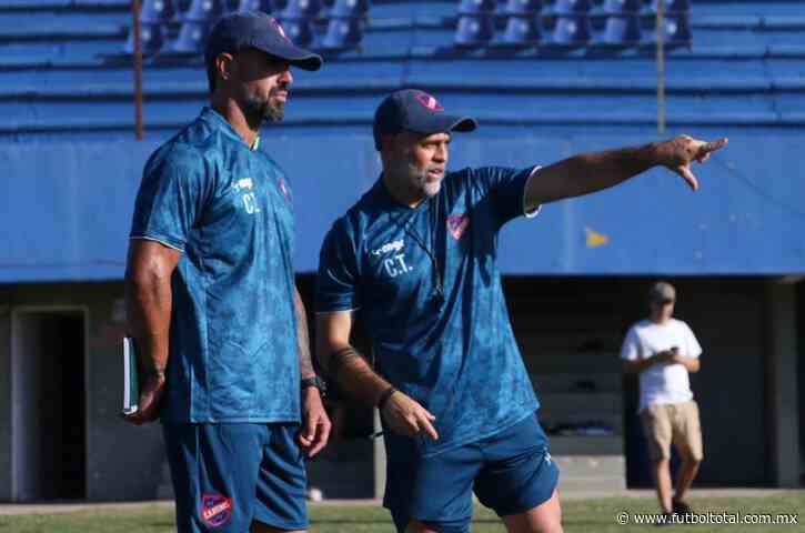 El técnico mexicano que busca el ascenso en Uruguay