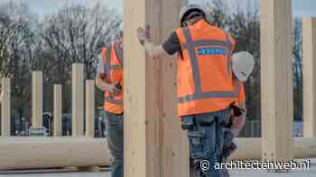 Eerste houten kolom geplaatst voor bijzonder duurzaam rijkskantoor