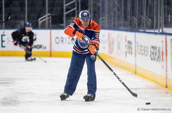 Oilers fan Carney practices with team before game against visiting Jets