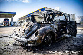 Oldtimer vliegt in brand bij tankstation