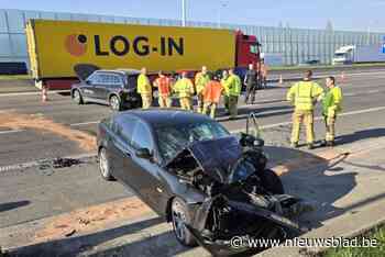 Bestuurder ziet file op E17 te laat en botst op voorligger: drie mensen raken gewond
