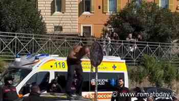 Fermato con il taser mentre minaccia il suicidio, il video