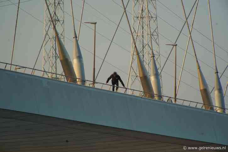 Persoon van brug afgehaald door politie: brug enige tijd afgesloten