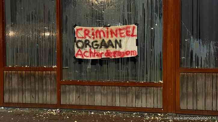 Gemeentehuis bekogeld met eieren en vuurwerk bij demonstratie tegen azc