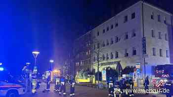 Zimmerbrand in ehemaligem Hotel: Feuerwehr mit Großaufgebot vor Ort