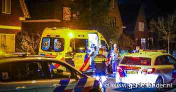 Inbreker overlopen in woning, man met ernstige verwondingen naar traumacentrum