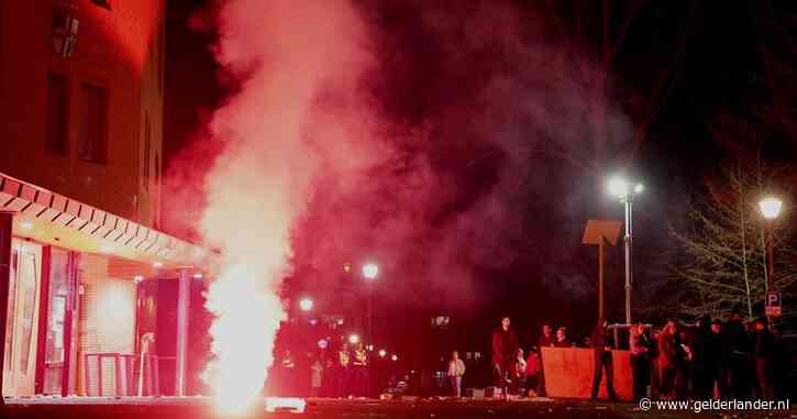 Gemeentehuis bekogeld met eieren en man opgepakt voor gooien vuurwerk bij azc-protest, daarna wordt ook nog brand gesticht in Berlicum