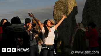 Headlines: Spring at Stonehenge and Persimmon disputes