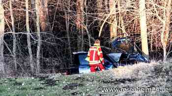 Unfall bei Bad Feilnbach: Beifahrerin (95) schwer, Fahrer (90) mittelschwer verletzt