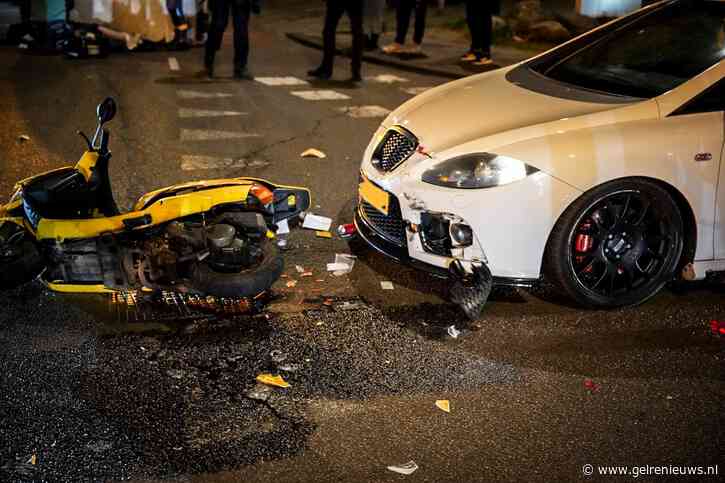 Scooterrijdster gewond bij botsing tegen twee auto’s