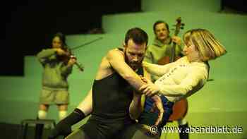 Bis das Cello auf einer Bahre von der Kampnagel-Bühne getragen wird