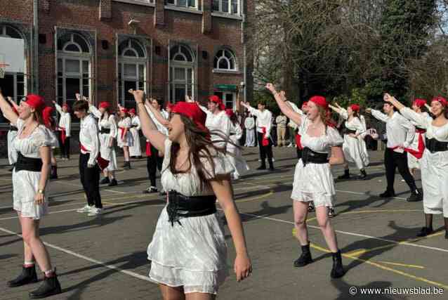 Zesdejaars vieren laatste 100 dagen met piratendans op speelplaats: “Voor één dag zijn zij de baas”