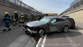 Unfall auf Europastraße: Autos krachen zusammen, Lkw steht quer in B10-Tunnel