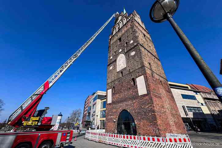 Nachdem Schäden an der Fassade des Kröpeliner Tors festgestellt wurden, bleibt das Baudenkmal vorerst geschlossen. Zusätzliche Absperrungen sollen Passanten vor herabfallenden Teilen schützen.