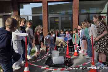 Plots staan er smeltende ijsblokken op de speelplaats, maar kinderen beseffen al snel waarom: “Ze tikken zelf leerkrachten op de vingers”