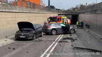 Stauchaos nach Unfall und B10-Sperrung: Auto kracht gegen Lkw, drei Verletzte