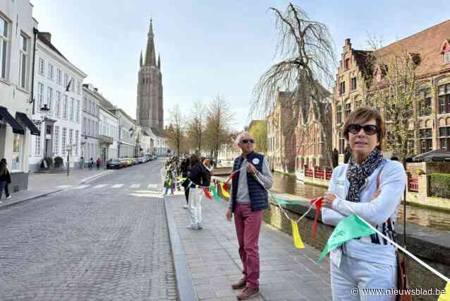 Kunsthumaniora en SNT vormen kleurrijke mensenketting tegen racisme