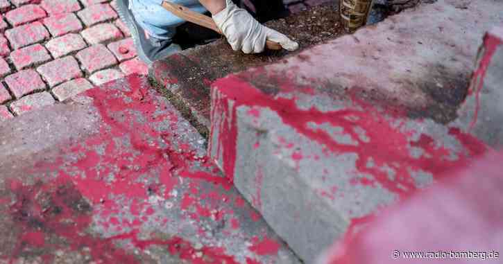 Unbekannte sprühen Schriftzüge auf die Münchner Propyläen