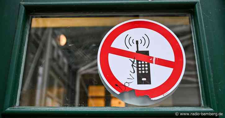 Gymnasiallehrer fordern Änderung der Handyregeln an Schulen