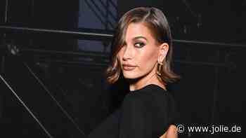 "Teddy Bronde": Diese Haarfarbe lässt deine Frisur im Frühling teuer aussehen