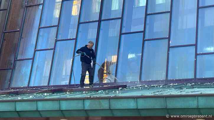 Hans poetst op vrije dag eigeel van ramen na uit de hand gelopen protest