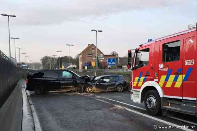 Mama, twee kindjes en schoonzus komen om het leven bij frontale botsing: “De man is zijn vrouw en kinderen kwijt, hij kan het niet geloven”