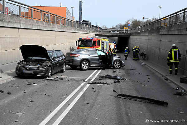 Stundenlange Staus nach LKW- auf der B 10/Europastraße in Neu-Ulm - Lkw quer auf der Fahrbahn - großes Aufgebot an Einsatzkräften