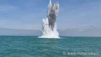 Bomba da duecento chili alla foce del Tevere, fatta brillare in mare aperto (video)