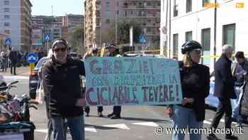“Il Ponte di Ferro ha riaperto, la ciclabile no”. Protestano i ciclisti: “Manca anche un percorso alternativo”
